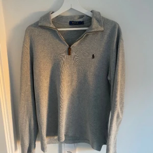Grå Ralph lauren tröja - Säljer för att den är för liten. Använd ett få tal gånger. Inget täcken på användning. Ny pris 1600 