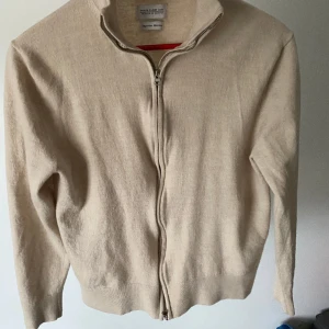 Stickad Cardigan - Väldigt skön merino stickad Cardigan i beige.  Stilren och passar Storlek S  Säljer eftersom den har växt ur mig