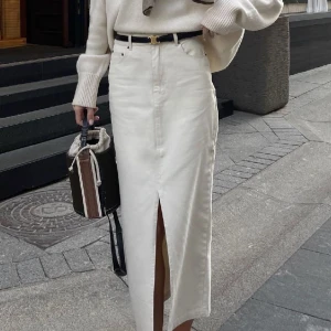 Jeanskjol - Helt slutsåld jeanskjol från Zara! Oanvänd med prislapp kvar. Storlek M.