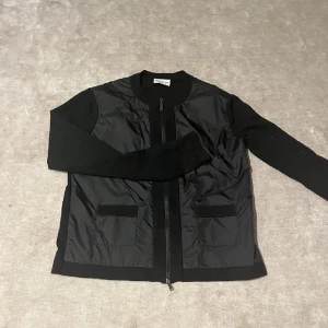 Moncler cardigan - Säljer min moncler cardigan i fint skick storlek xs💜