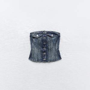 säljer denna jätte fina jeans topp från Zara som är för liten på mig, storlek Xl men liten k storleken så skulle nog passa en L elelr kanske mindre, köpt för 329kr säljer för 200kr. skriv för fler bilder❤️aldrig använd, endast testat!