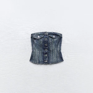 zara jeanstopp - säljer denna jätte fina jeans topp från Zara som är för liten på mig, storlek Xl men liten k storleken så skulle nog passa en L elelr kanske mindre, köpt för 329kr säljer för 200kr. skriv för fler bilder❤️aldrig använd, endast testat!