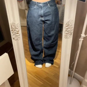 Baggy Jeans - Säljer ett par snygga baggy jeans. Använder ej längre. Tyvärr är det slitet vid benen, men knappast något som syns. :)