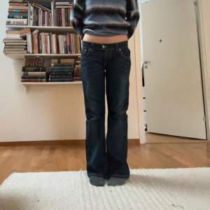 superfina levis jeans i väldigt bra skick!!💕 midjemått: 81, innerbenslängd: 80