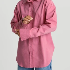 Skjorta  - Mycket bra skick. Oversize skjorta med knappar framtill. Skjortan är rosa och lite längre.
