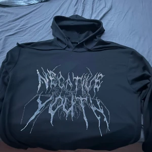Dö snygg rhinestone hoodie‼️‼️🔥 - Riktigt fin rhinestone hoodie med tunt och otroligt skönt tyg, alla rhinestone sitter kvar