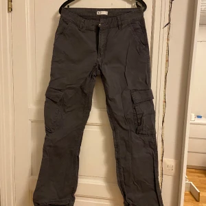 Lågmidjade byxor - Lågmidjade cargos i stl 36🩶
