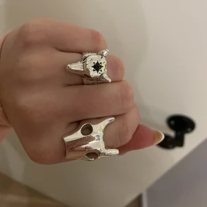 Maria Nilsdotter ring - Ring från Maria Nilsdotter. Säljs inte länge så väldigt unik. Storlek 16. Ena öga är borta men fortfarande super cool o snygg🥰 skriv för fler bilder