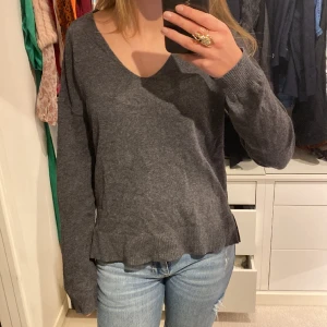 Mörkgrå stickad v-ringad tröja. Säljer då den inte kommer till användning💕 - Storlek S, använd fåtal gånger, bra skick!