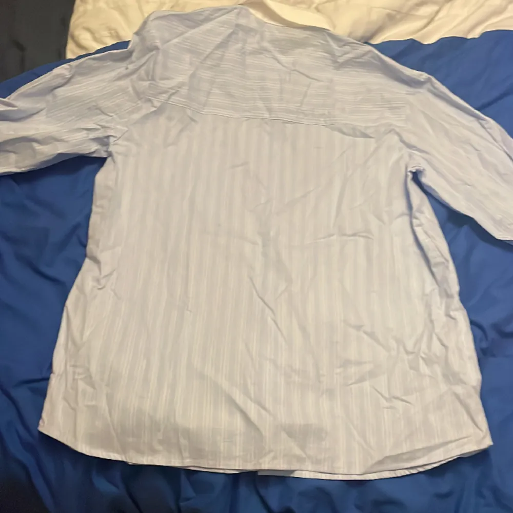 En blå vit skjorta som är helt oanvänd i storlek xs men tror kan passa till M  🩷🩷. Skjortor.