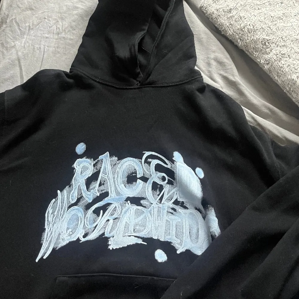 Säljer min race worldwide hoddie som passar både killar och tjejer. Bra skick. Nypris ca 1300kr. Hoodies.