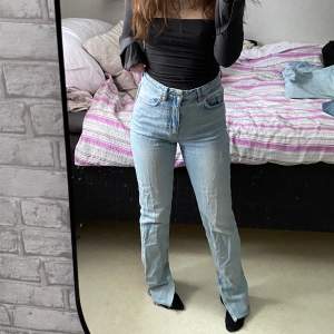 Supersköna jeans med slits från Gina. Använda men i bra skick, pris kan diskuteras🩷