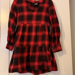 röd- och svartrutig klänning - Röd- och svartrutig klänning från h&m. Säljer då den har blivit för liten för mig❤️