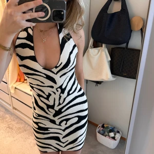 Klänning - Säljer denna snygga klänning från Gina! Lite tjockare tyg så passar perfekt nu med ett par tights❣️ aldrig använd, prislapp kvar! Säljer för 150kr! storlek S och väldigt stretching och skön!