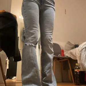 Bootcut jeans, har klippt dom lite så att dom passar min längd, är 165. Kan diskutera pris.