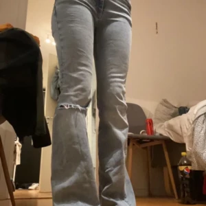 Bootcut low waist  - Bootcut jeans, har klippt dom lite så att dom passar min längd, är 165. Kan diskutera pris.