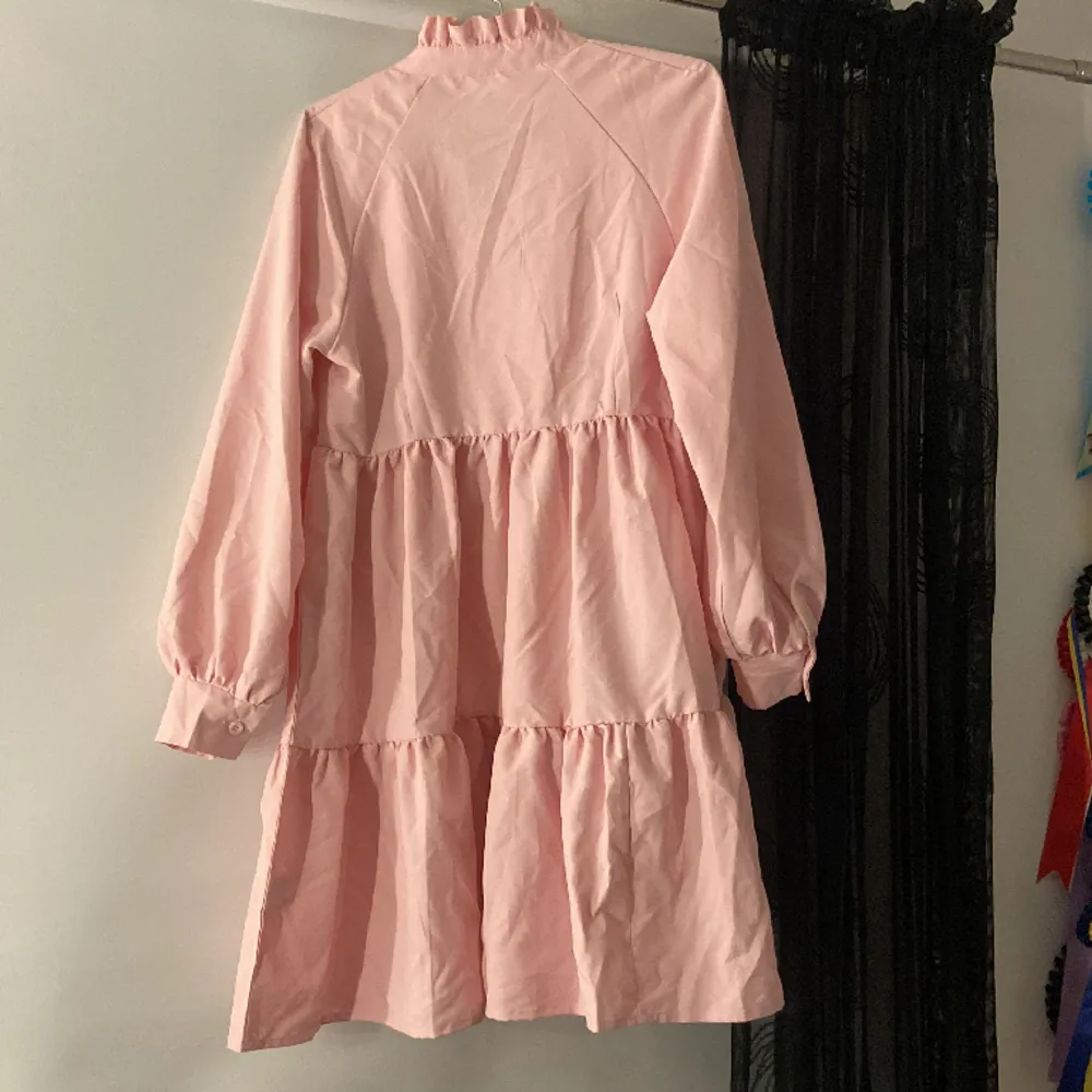 Super fin rosa volang klänning, använd en gång vid skolavslutningen men kom inte till någon mer användning. . Klänningar.