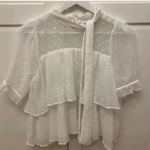 Zara topp - Säljer denna fina zara top i bra skick!!
