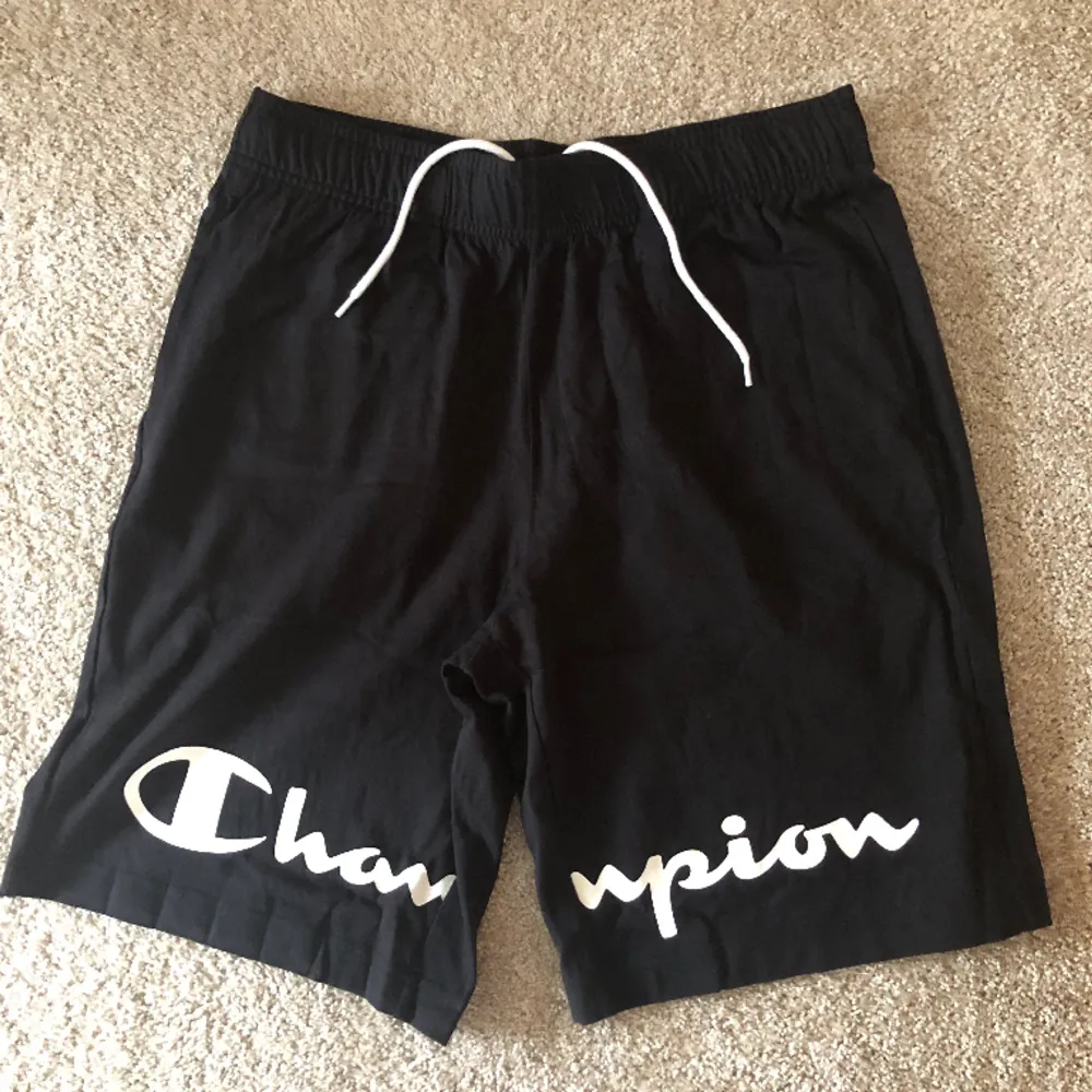Champion shorts  • Aldrig använda  • Storlek medium . Shorts.