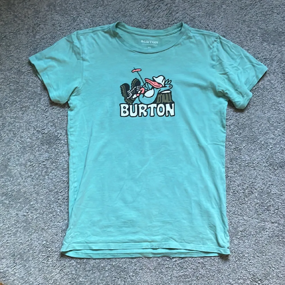 En mycket fin tröja från Burton som jag säljer för att jag inte använder den längre . Skicket är mycket bra och har inga synliga defekter. Om du vill ha fler bilder så skriv 💬 . T-shirts.