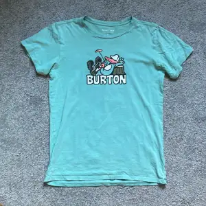 En mycket fin tröja från Burton som jag säljer för att jag inte använder den längre . Skicket är mycket bra och har inga synliga defekter. Om du vill ha fler bilder så skriv 💬 