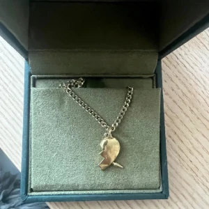 Maria Nilsdotter halsband hjärthalva - Intressekoll på detta fina halsbandet från Maria Nilsdotter. (Första bild lånad)💓💓