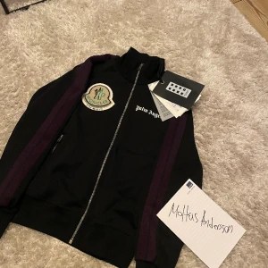Moncler x Palm angels  - Moncler x Palm angels track jacket  Storlek M  Skick 9/10  Kvitto + tags 
