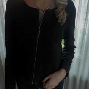 Så fin kofta! Passar till både festliga och vardagliga tillställningar - Mörkgrå/svart kofta med struktur