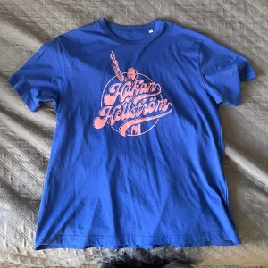 HÅKAN HELLSTRÖM T-SHIRT - Säljer denna feta Håkan Hellström tröjan - köpt på hans sommarturné 2023. Den är använd en gång innan! XL - passar L