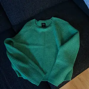 grön stickad tröja från polen. Storleken L men passar S och M också! Säljer för 100kr ! Snygg färg till sommaren <3