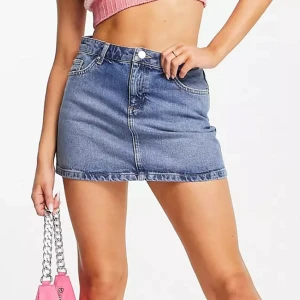 Lågmidjad Jeanskjol - Lågmidjad jeanskjol i mini-längd från Miss Selfridge. Endast använd ett fåtal gånger. Inköpspris 319kr. 