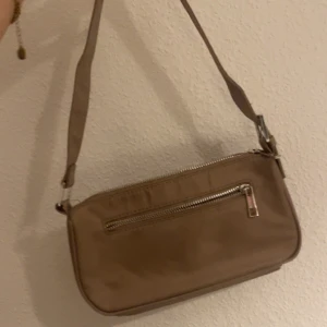 Väska - Mörkbeige axelväska. 