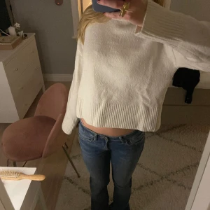 Stickad tröja - Jättefin stickad tröja från &other stories. Tyvärr är den lite liten på mig och därför har den inte riktigt kommit till användning, därav säljer jag den. Den är i bra skick och har snygg passform. Köpt för 550kr, säljer för 290kr.