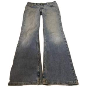 Lågmidjade bootcut jeans från Lee! Står ej storlek men midjemåttet är 38 cm och innerbenslängden är 73 cm. Dem är även stretchiga!😊❣️