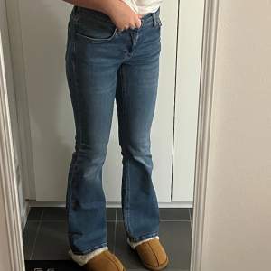Säljer dessa snygga jeans från Gina. Jätte fint skick och fin färg som passar t allt. Skriv gärna för mer bilder o mått❤️Fri frakt💋