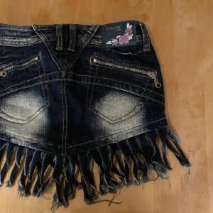 y2k crazy age miniskirt - säljer denna miniskirt ifrån crazy age, supercoola detaljer och i perfekt skick säljer då den är för liten för mig!💘 midjemått: 35 cm längd: 31 cm med jeansstrimlorna
