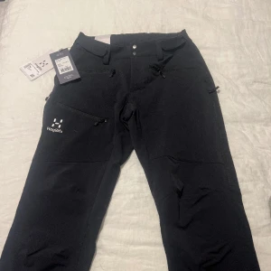Haglöfs byxor dam - Helt nya Haglöfs byxor i dam köpta från XXL 1600kr.   Jag säljer nu dessa  pga storleken.