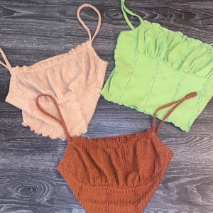 toppar 3st - Säljer dessa toppar i brun, beige och grön. aldrig använt 