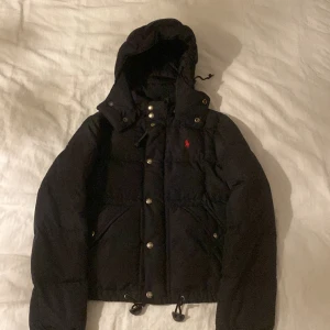 Polo Ralph Lauren jacka - Köpte den här på Plick, men den passade inte riktigt som jag hade förväntat mig. Trots att den är märkt som storlek S, så verkar den mer som en 164. Modellen på bilden är 172 ish. Om det finns några frågor, är det bara att skicka ett meddelande!