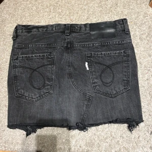 Jeanskjol  - En jätte fin grå jeanskjol som jag köpte secondhand. Midjemått rakt över: 39cm och längden på kjolen: 35 cm. Det står storlek M men jag skulle säga att den är mer som S