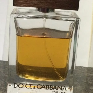 Dolce & Gabbana Herrparfym - Säljer denna parfym från märket Dolce & Gabbana för 500kr.  Flaskan är 100 ML och har enbart används några gånger