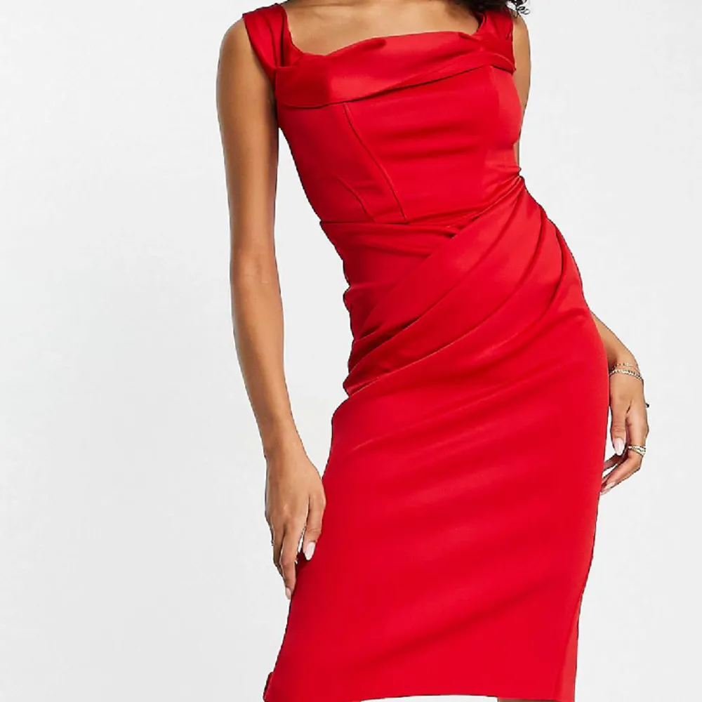 Fin röd klänning, använd endast en gång till studentskiva. Funkar till flera tillfällen. Köpt för 709kr. Klänningar.