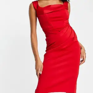 Fin röd klänning, använd endast en gång till studentskiva. Funkar till flera tillfällen. Köpt för 709kr