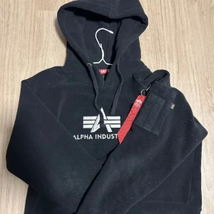 Alpha industries hoddie - Storlek S. Lite nopprig på armarna annars som ny. Köpt för ca 1000 kr