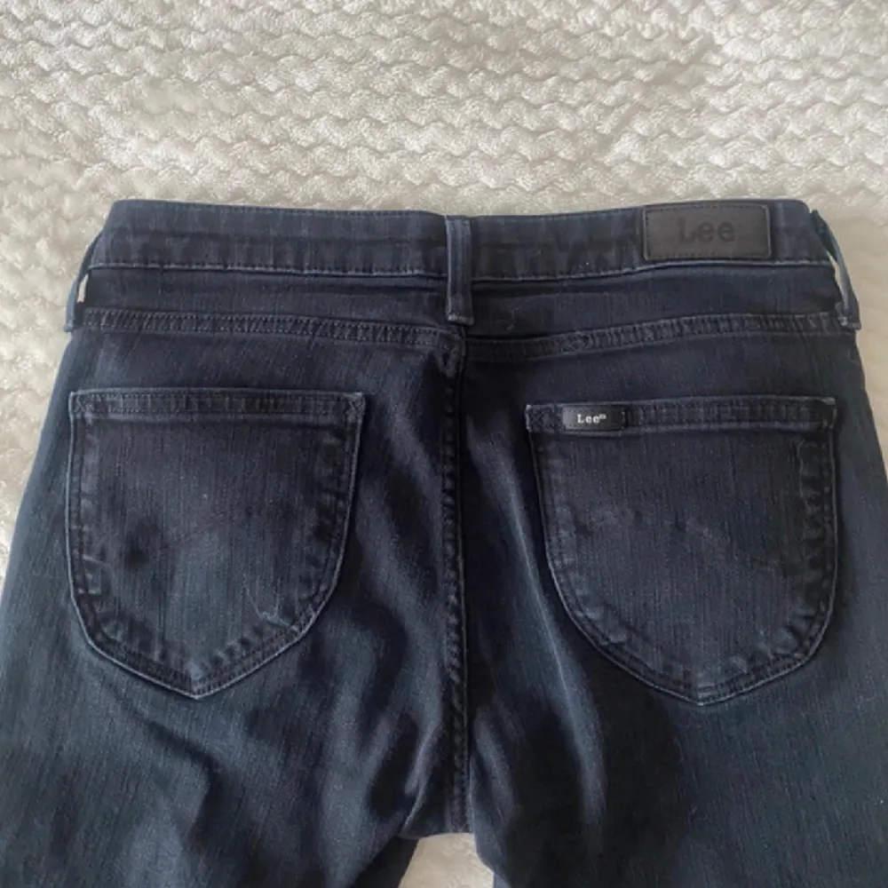 Svarta lågmidjade jeans från lee💕kom privat för fler frågor, Midjemåttet rakt över 34cm och innerbenslängd 74cm💓. Jeans & Byxor.