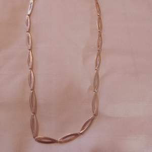 Mkt fint silver Halsband stämplat köpt på Guldfynd ca 1700 kr.. Nyskick avhämtning eller ev mötas upp Mvh 