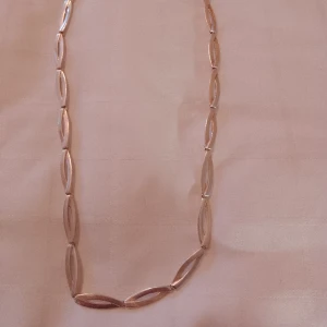 Silver halsband stämplar. Nyskick ca 42 cm. - Mkt fint silver Halsband stämplat köpt på Guldfynd ca 1700 kr.. Nyskick avhämtning eller ev mötas upp Mvh 