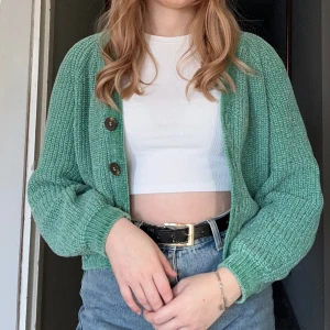 Grön cardigan - Söt grön cardigan, köpt på barnavdelningen (146/152) men passar XXS/XS. Jag har S och den funkar på mig men känns lite liten.