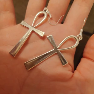 Örhängen stora ankh i silverfärg - Fina stora örhängen som föreställer egyptiskt ankh. I rostfritt stål ej silver.
