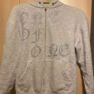 One of one hoodie - säljer min one of one hoodie i storlek s då jag aldrig använder den. skriv vad du hade kunnat betala.💕
